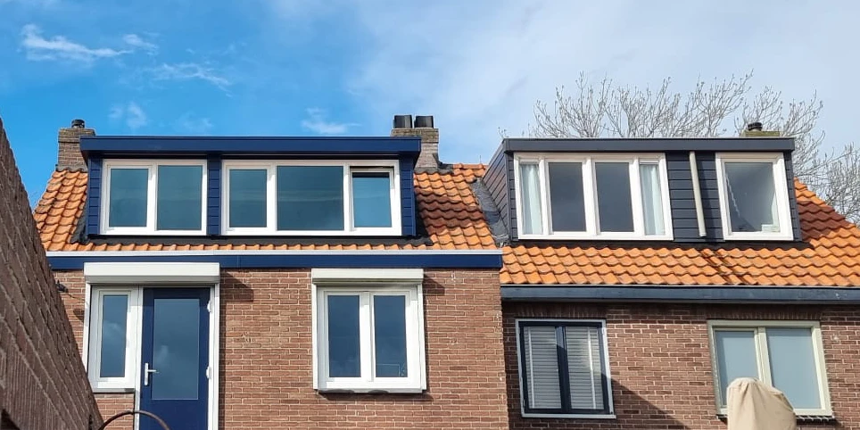 Dakkapel strak tussen twee schoorstenen geplaatst